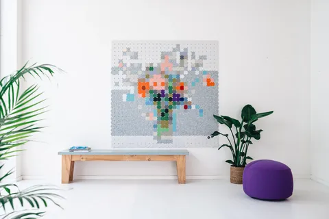 DotDotDo® akoestische wanddecoratie van vilt in een woonkamer
